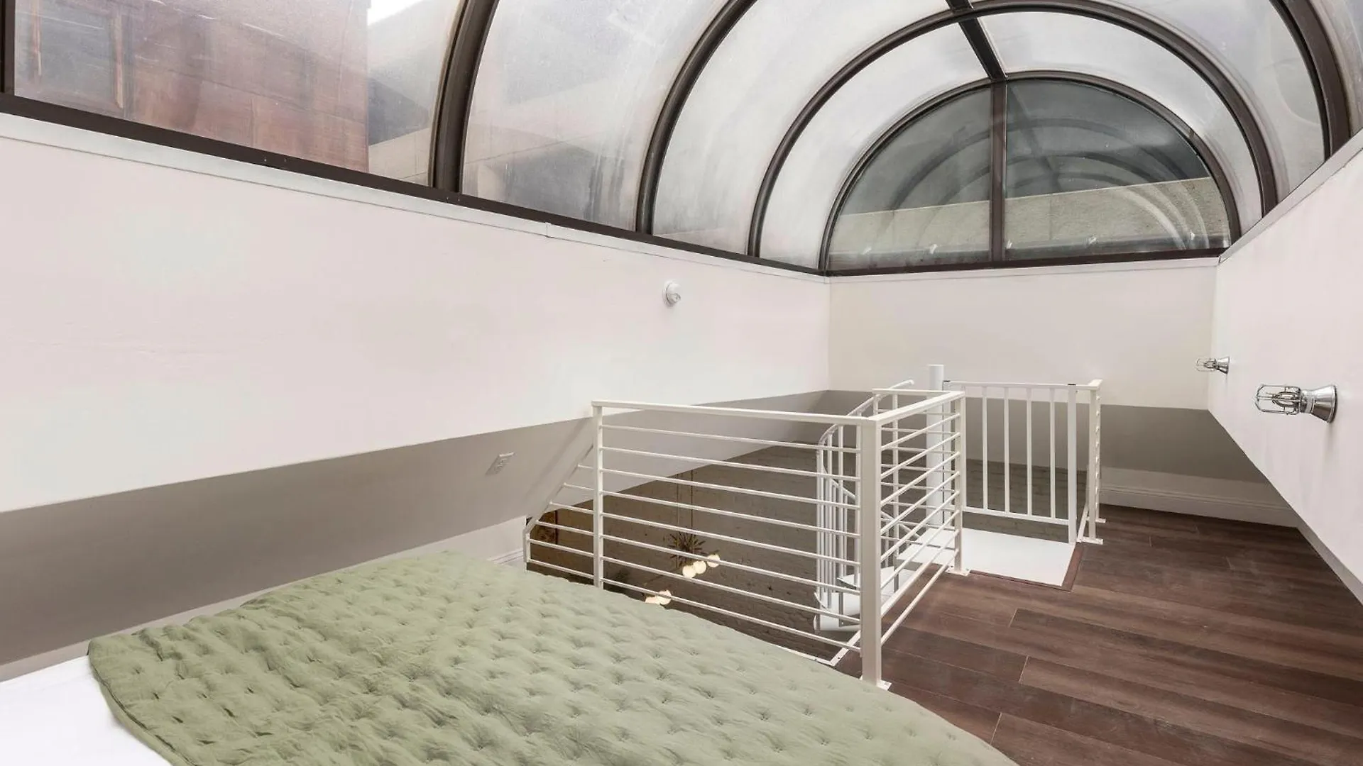 아파트 Skyline Bourbon Loft By Hollyhock Suites 5 Bedrooms-2 Baths With Soaking Tub 루이빌