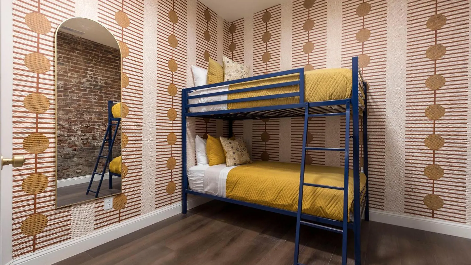 Skyline Bourbon Loft By Hollyhock Suites 5 Bedrooms-2 Baths With Soaking Tub 루이빌 아파트